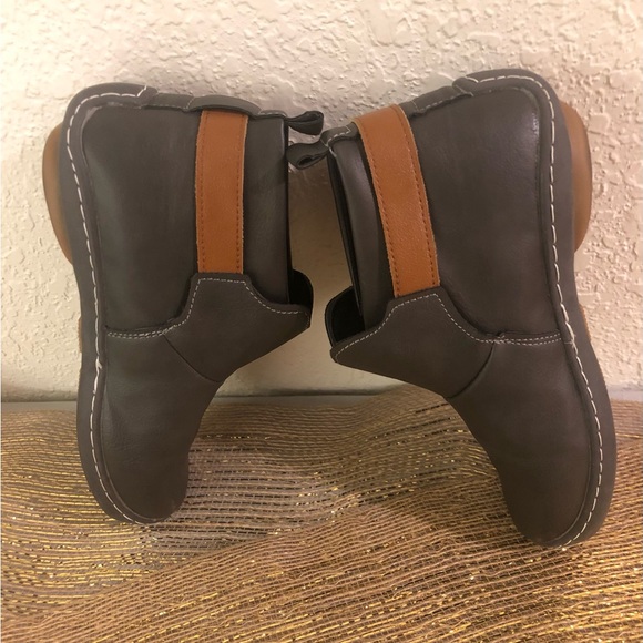 Ankle boots that are like new, Taupe, beige strap with Velcro to tighten - Picture 3 of 8